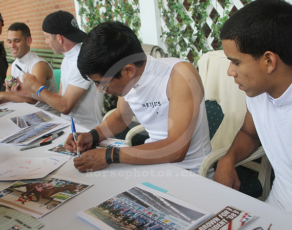 belmont10_jockeysigning01_dk