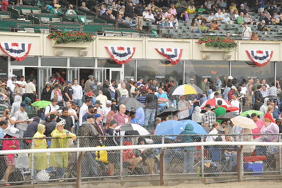 belmont_crowd_2011_01_me