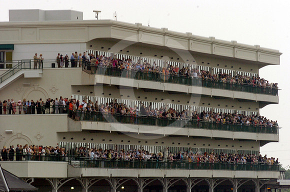 2004kentyckyderbyfans06_hr