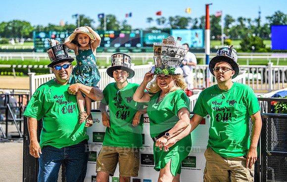 Belmont_stakes_fans02_ko