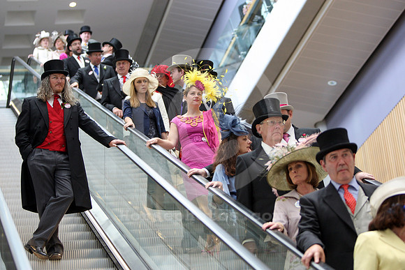 ascot_escalator02_fs