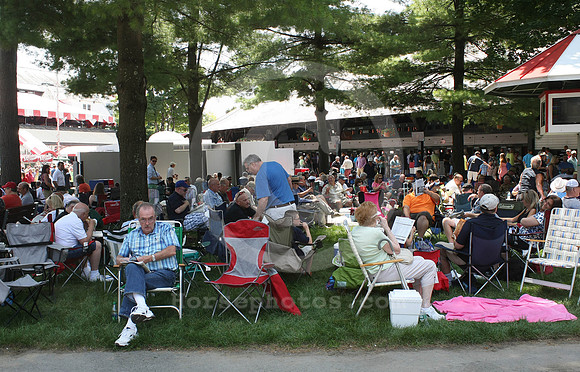 saratoga_racingfans17_st