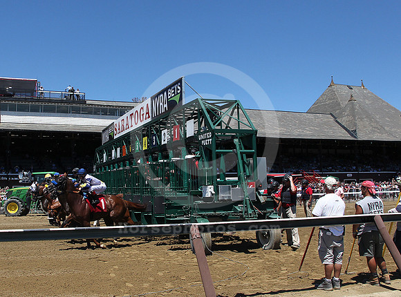 saratoga racing action