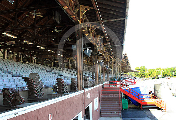 saratoga_grandstand_empty02_st