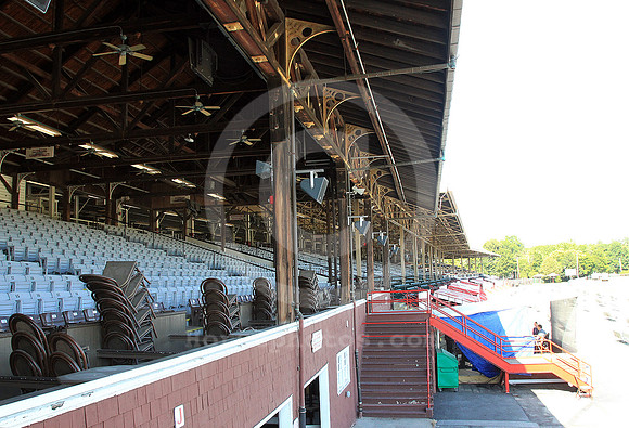 saratoga_grandstand_empty02_st