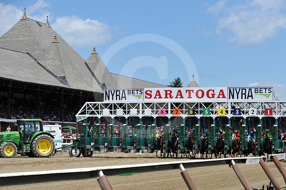 saratoga racing action