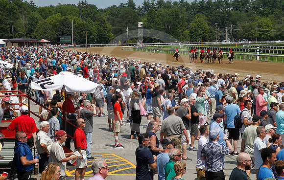 saratoga_grandstand_crowd102