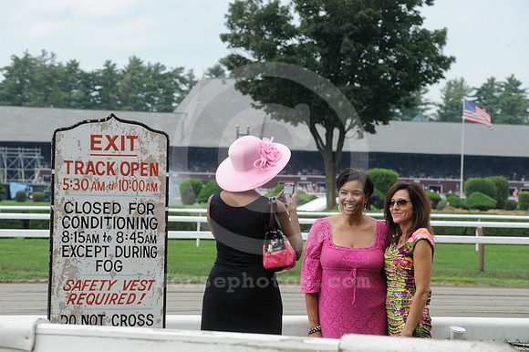 saratoga_racingfans02_hr