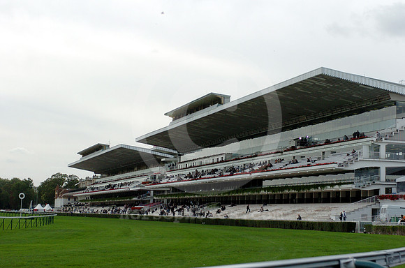 longchamp_grandstand01_hr