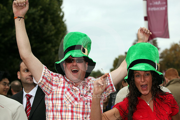 longchamp_irishfans01_fs