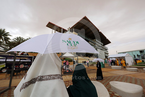 King_Abdulaziz_local_racegoers01