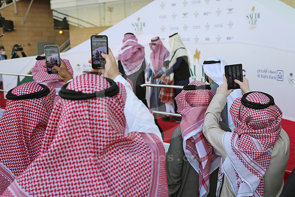 King_Abdulaziz_local_racegoers08