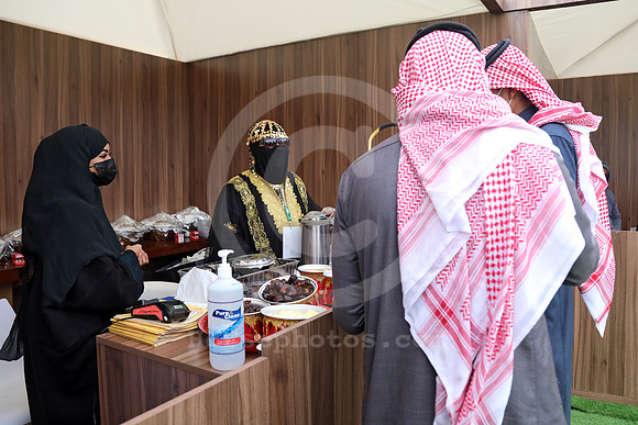 King_Abdulaziz_local_racegoers03