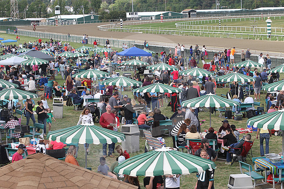 parx_grandstandcrowd03_st