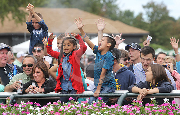 parx_grandstandcrowd01_st
