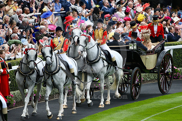 19RoyalAscot_procession03_cg