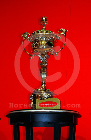 dubaiworldcup_trophy01_mjm