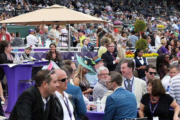 BC14CROWD04_cg