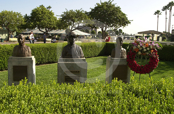 jockey_statues01_hr
