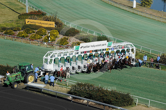 hollywoodpark_startinggate01_hr
