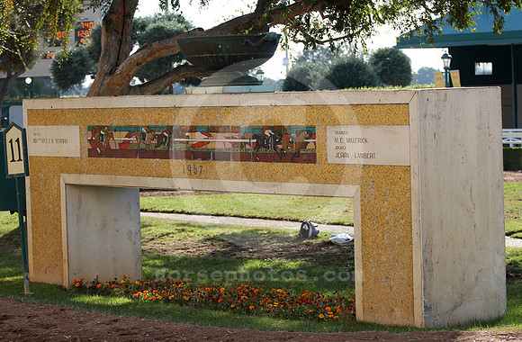 hollywoodpark_nativedivermonument03_cg