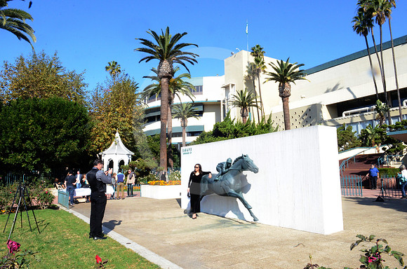 hollywoodpark_swapsstatue08_hr