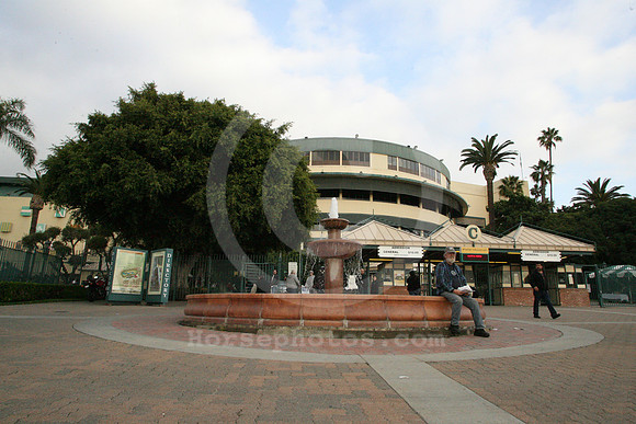hollywoodpark_entrance01_cg