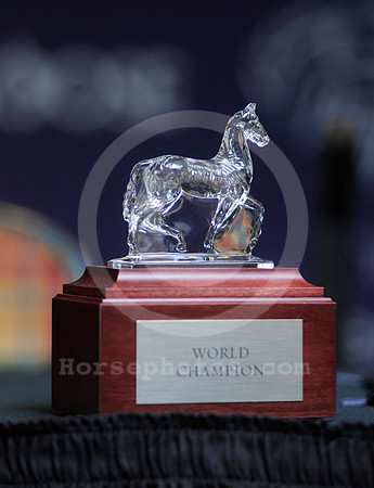 breeders_cup_statue_glass01_hr