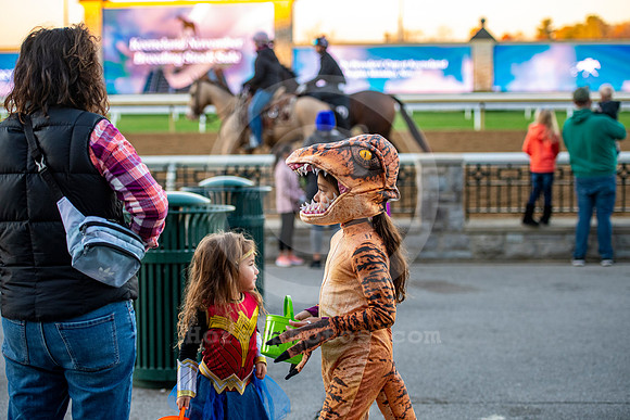 Keeneland_Halloween_Fans_01